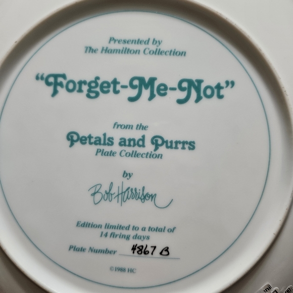 Hamilton Collection Bob Harrison Petals and Purs Cat Plates - Picture 2 of 6